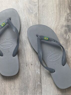 NWOT Havaianas Gray Flip Flops with Brazilian Flag Accent